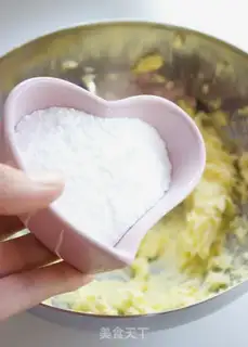Make Red tea and white chocolate mousse pie step 1
