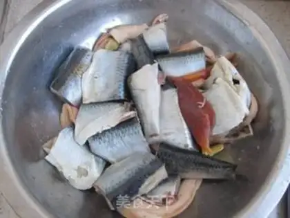 Make Tomato cans of blue fish step 3