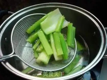 Make Lemon-cracked peppers and celery step 0