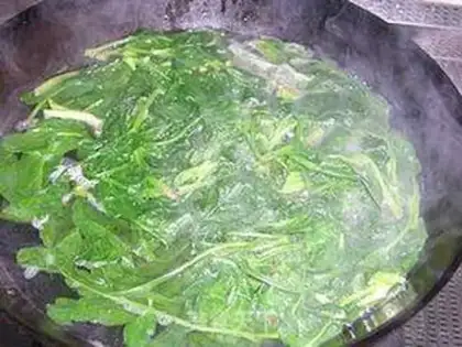 Make Shrimp spinach salad step 1