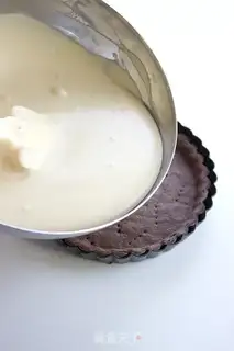 Make Red tea and white chocolate mousse pie step 19