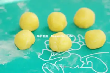 Make Coconut daisies step 5