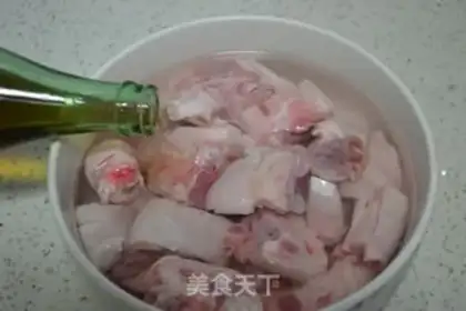 Make Revealing pig hands step 1