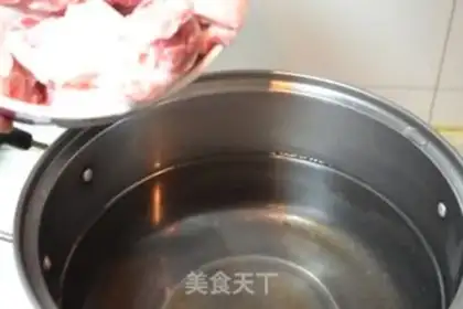 Make Revealing pig hands step 5