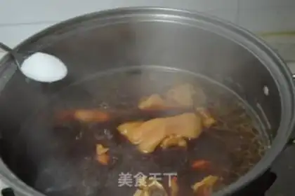 Make Revealing pig hands step 11