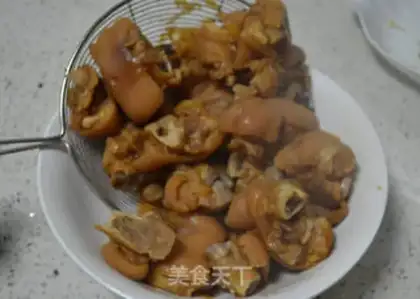 Make Revealing pig hands step 12