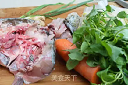 Make Fish bone and vegetable soup step 0