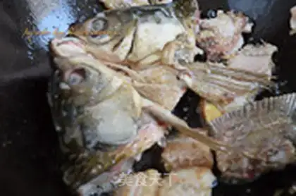 Make Fish bone and vegetable soup step 2