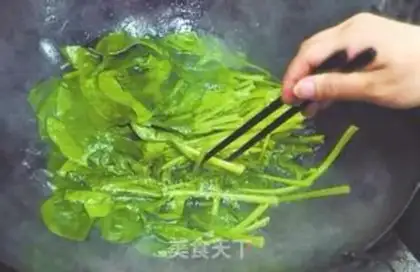 Make Garlic spinach step 0