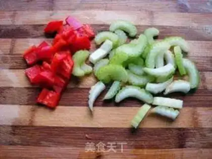 Make Celery fried eggs step 1