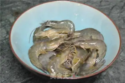 Make Tomato shrimp pasta step 1