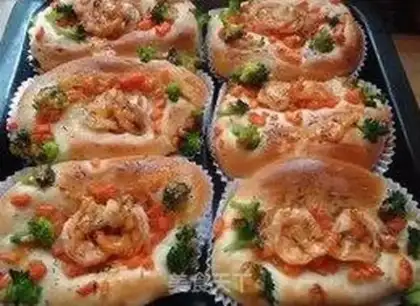 Make Shrimp vegetable salad bread step 21