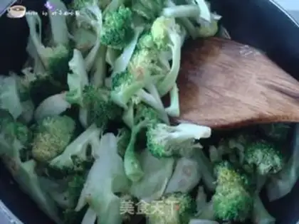 Make The broccoli fried the crib step 7