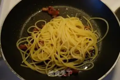 Make Bacon egg and white noodles step 5