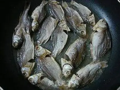 Make Pyramid fish dry step 4