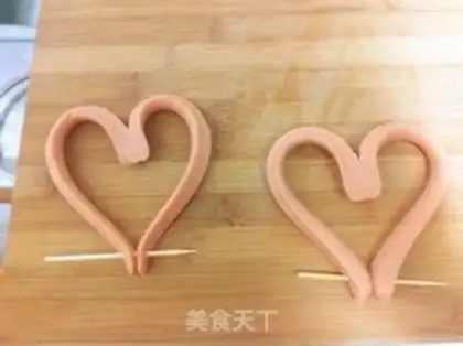 Make Heart-shaped ham fried eggs step 2