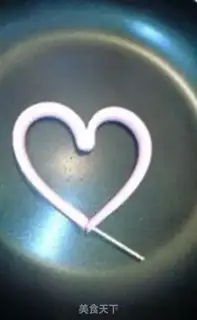 Make Heart-shaped ham fried eggs step 3