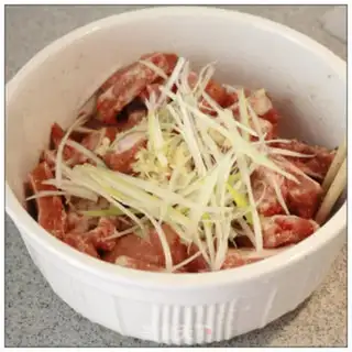 Make Sour bean horn evaporation ribs step 2