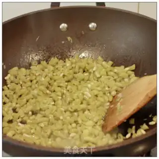 Make Sour bean horn evaporation ribs step 3