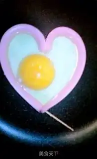 Make Heart-shaped ham fried eggs step 4