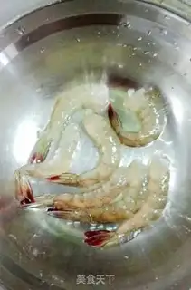 Make The salad opens the back shrimp step 1