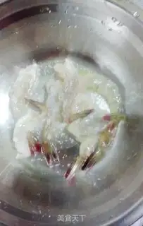 Make The salad opens the back shrimp step 3