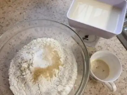 Make Garlic prawn Pizza step 2