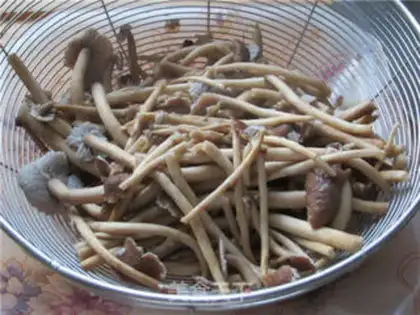 Make A dry pot of tea and mushrooms step 0