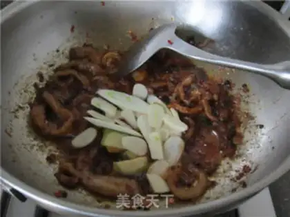 Make A dry pot of tea and mushrooms step 5