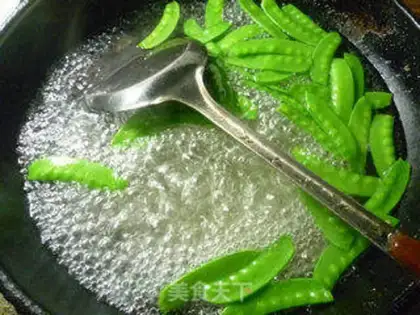 Make Dutch bean fried eggs step 2