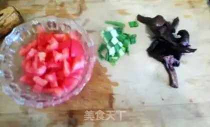 Make Tomato eggs, mushrooms, noodles step 1