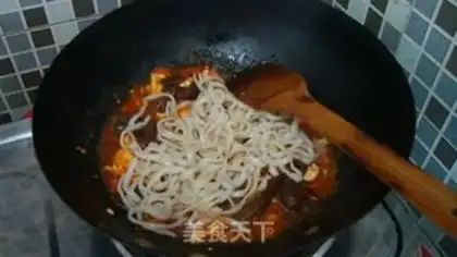 Make Tomato eggs, mushrooms, noodles step 3