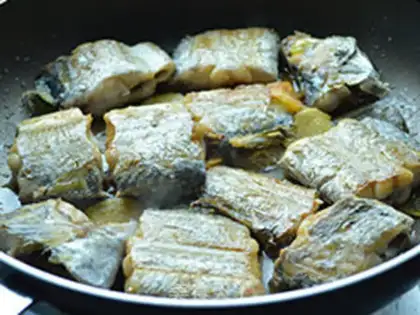 Make Burning fish onions step 6