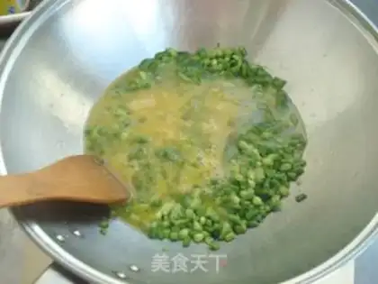 Make Garlic fried eggs step 4