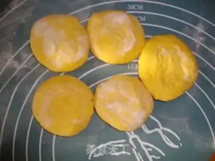 Make Pumpkin rose roll step 3