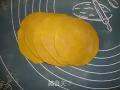 Make Pumpkin rose roll step 4