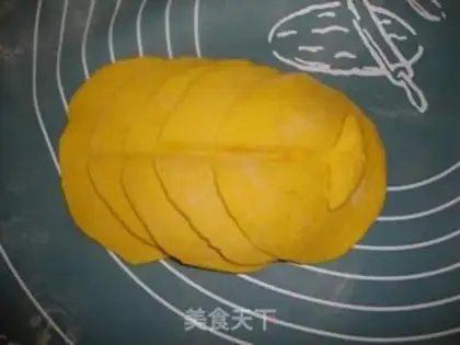 Make Pumpkin rose roll step 5