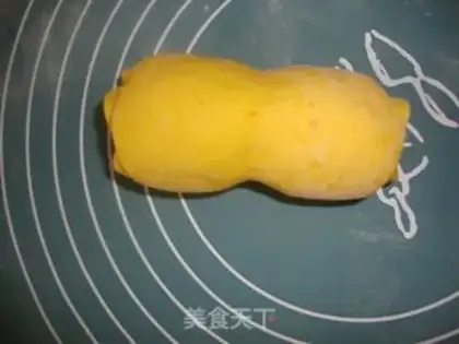 Make Pumpkin rose roll step 6