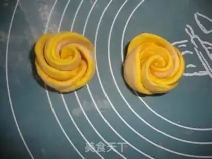 Make Pumpkin rose roll step 7