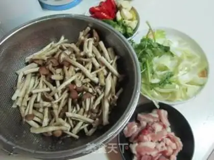 Make A dry pot of tea and mushrooms step 0