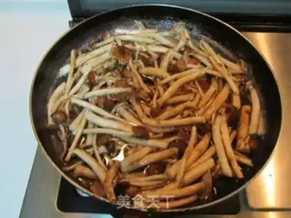Make A dry pot of tea and mushrooms step 1