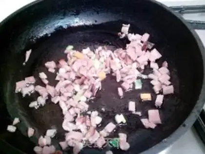 Make Ham egg pizza step 2