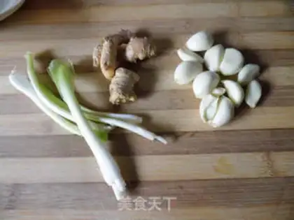 Make Homemade Harbin garlic sausage step 1