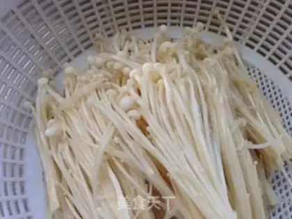 Make Golden fungus fried eggs step 1