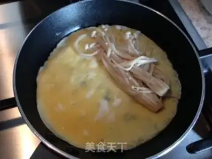 Make Golden fungus fried eggs step 2