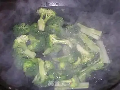 Make Christmas tree salad step 1