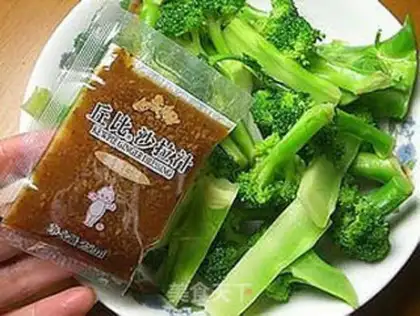 Make Christmas tree salad step 2