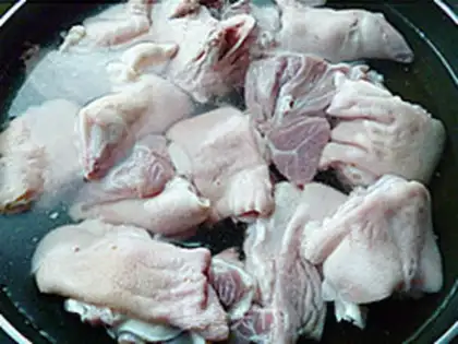 Make Pork hoof with quail eggs step 0