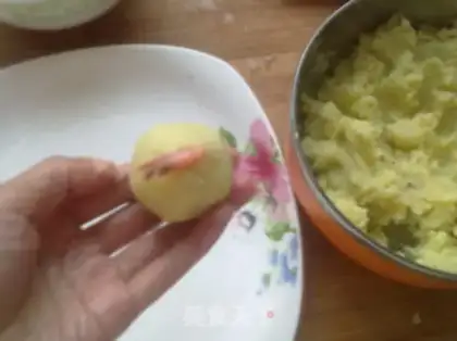Make Salad potato shrimp ball step 4