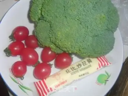 Make Christmas tree salad step 0